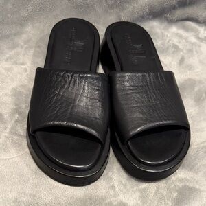 LA CANADIENNE Ami Slide Sandal